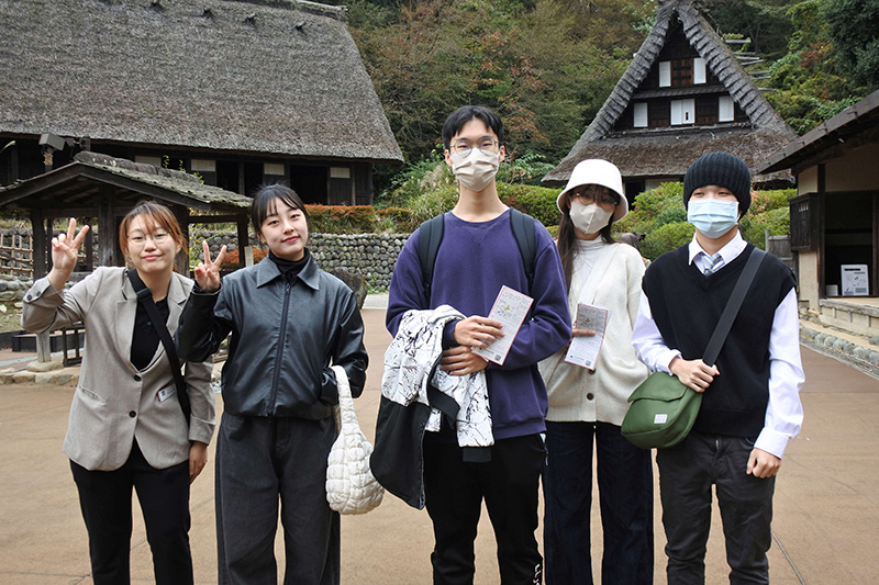 左から2番目が筆者のイさん