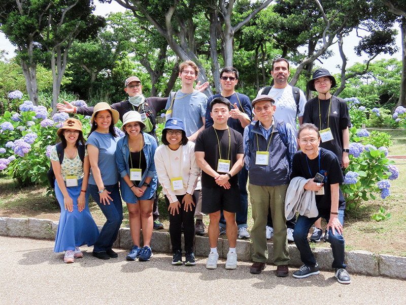 城ヶ島公園にて　後方左端がジョン ソジョンさん