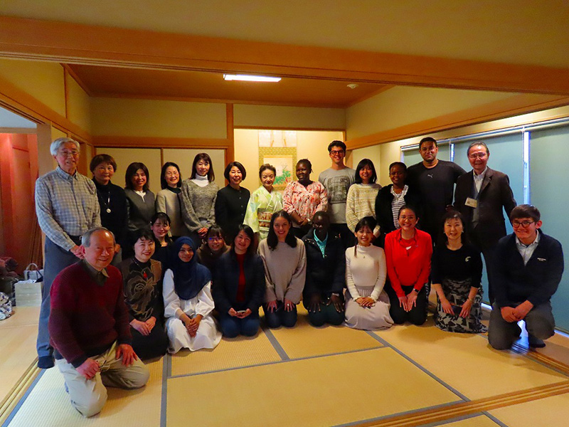  留学生・講師・会員の皆様全員笑顔で