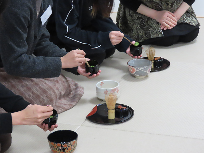 お茶をふるまう