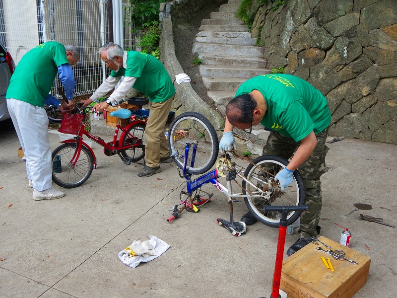 子供たちの自転車修理、東芝エレベータさんと