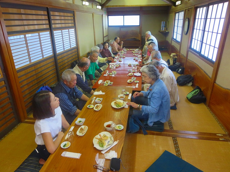 清掃後の昼食懇親会風景