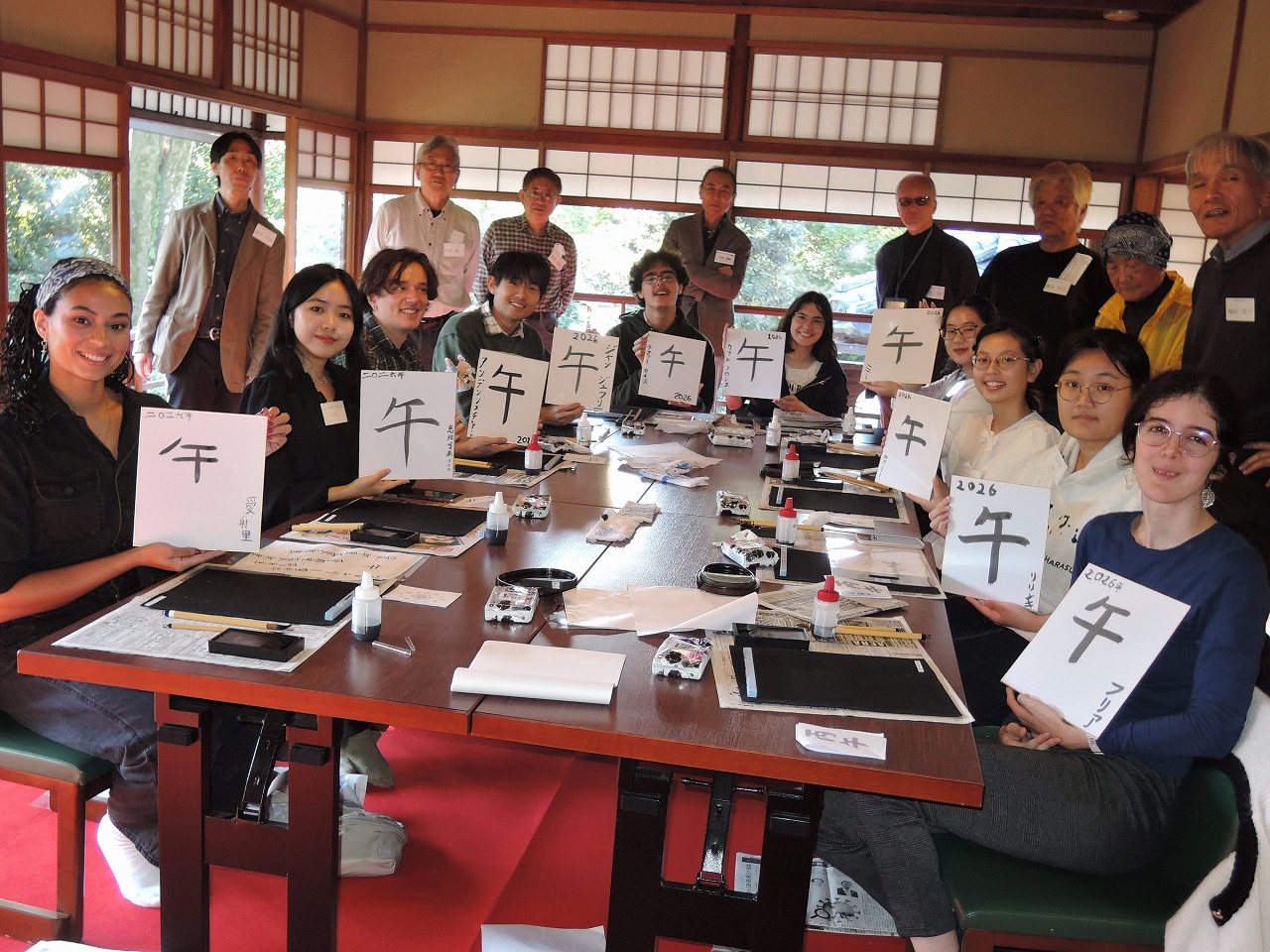 色紙に「午」を書く