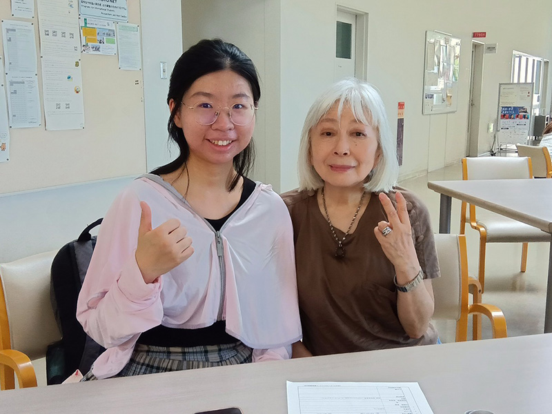 左から筆者黄さん、斎藤さん