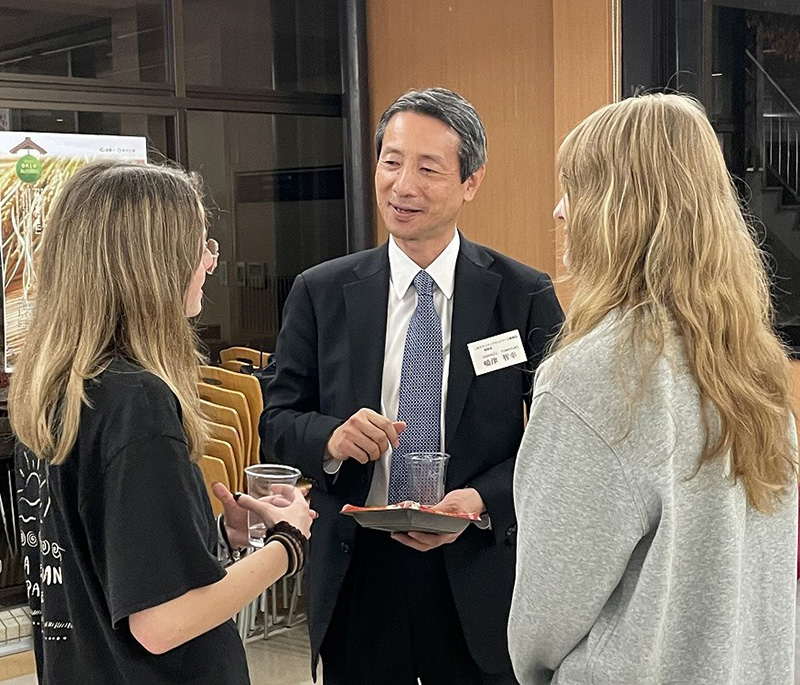 嶋津理事長も留学生と歓談