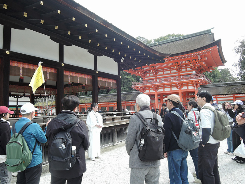 神職から説明を受ける　