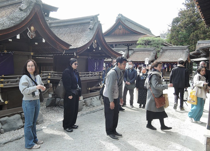 「二礼二拍手一礼」の作法で参拝