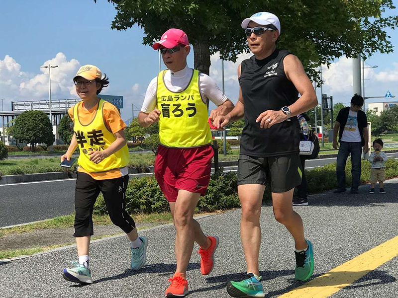 ブラインドランナー伴走風景